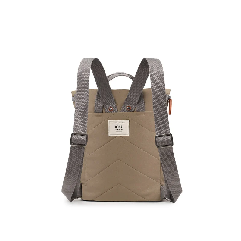 ROKA Finchley Eine kleine, taupefarbene Tasche aus recyceltem Canvas
