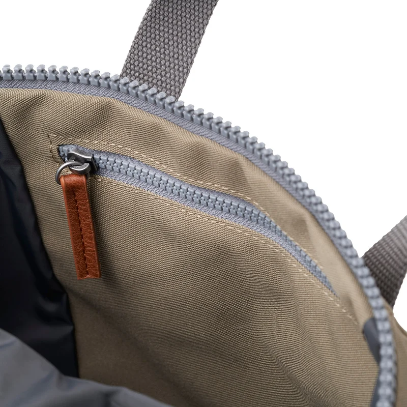 ROKA Finchley Eine kleine, taupefarbene Tasche aus recyceltem Canvas