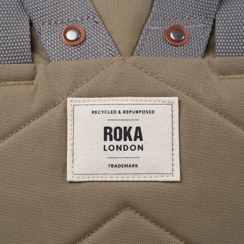 ROKA Finchley Eine kleine, taupefarbene Tasche aus recyceltem Canvas