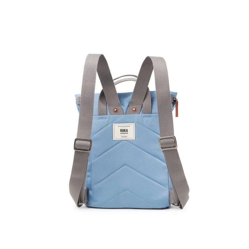 ROKA Finchley Eine kleine, blaue Retro-Tasche aus recyceltem Canvas