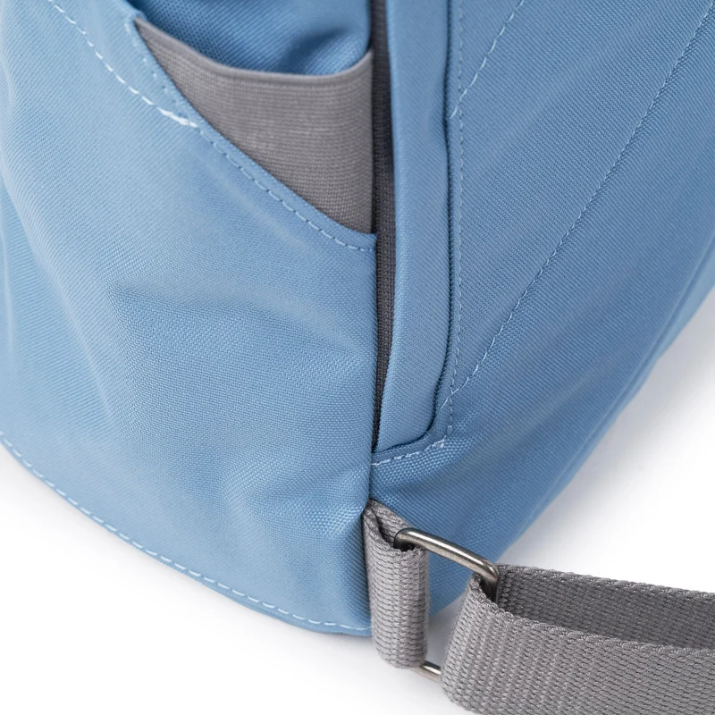 ROKA Finchley Eine kleine, blaue Retro-Tasche aus recyceltem Canvas