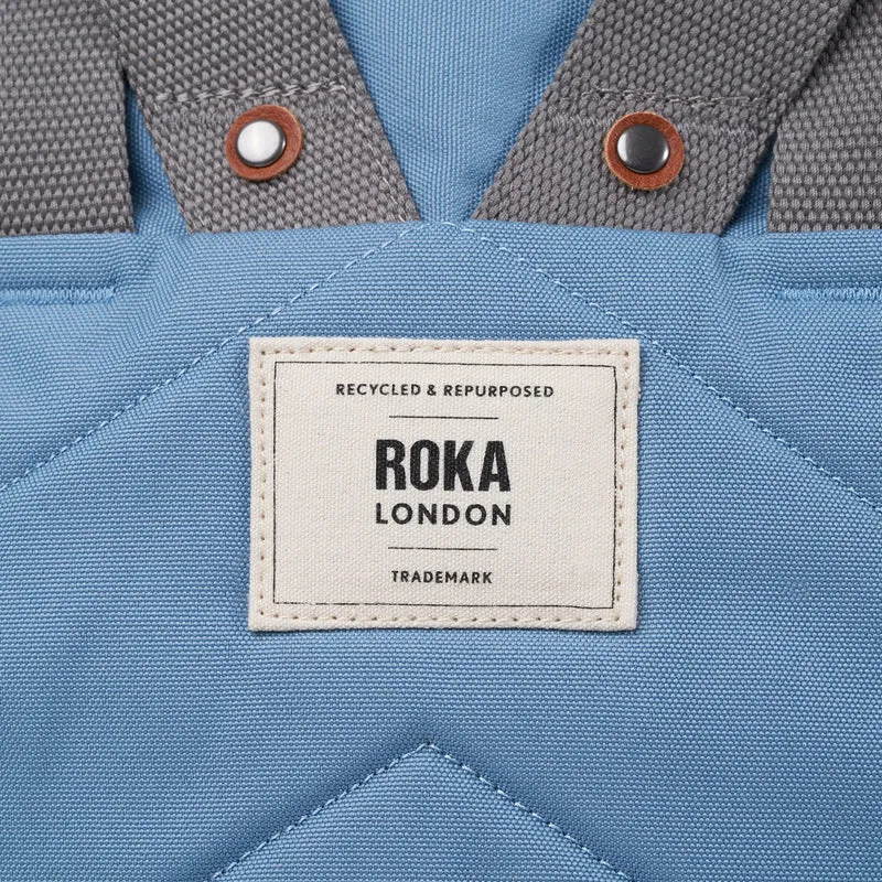 ROKA Finchley Eine kleine, blaue Retro-Tasche aus recyceltem Canvas
