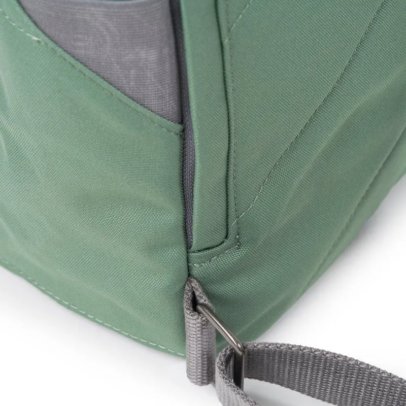 ROKA Finchley Eine kleine Tasche aus recyceltem Canvas von Frost