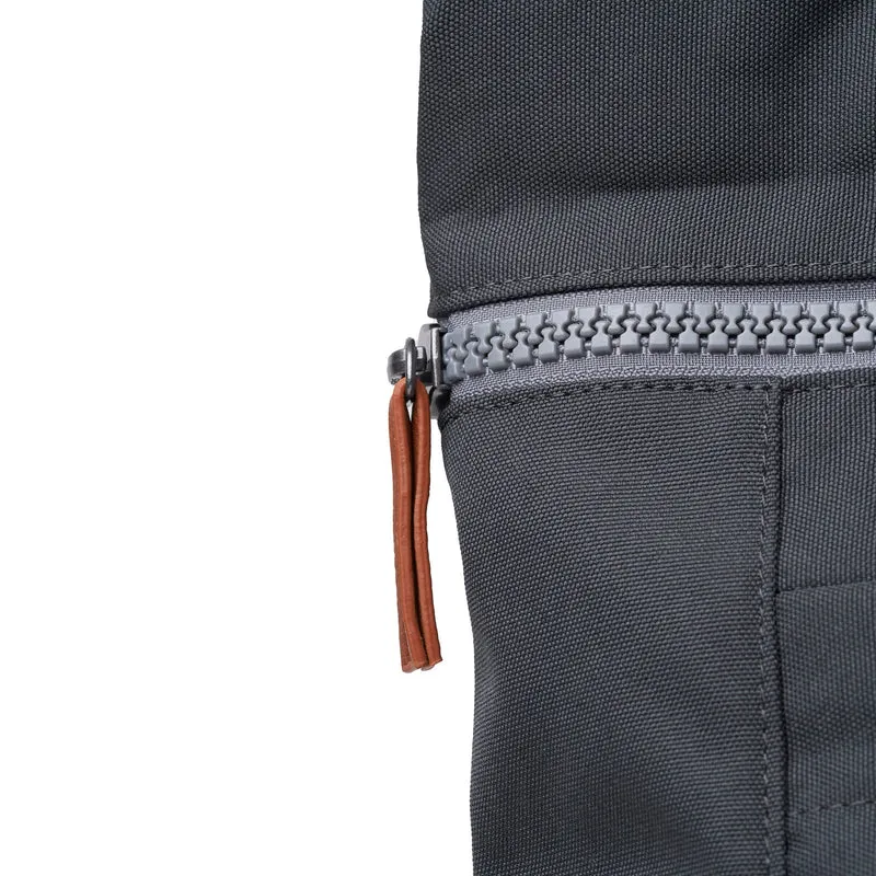 ROKA Finchley Eine verblasste schwarze kleine Tasche aus recyceltem Canvas