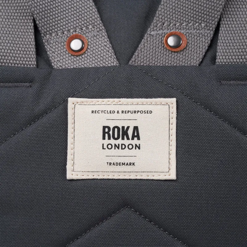 ROKA Finchley Eine verblasste schwarze kleine Tasche aus recyceltem Canvas