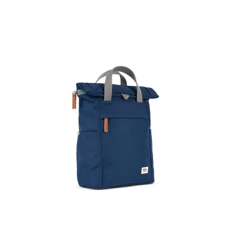ROKA Finchley Eine kleine, knackig blaue Tasche aus recyceltem Canvas
