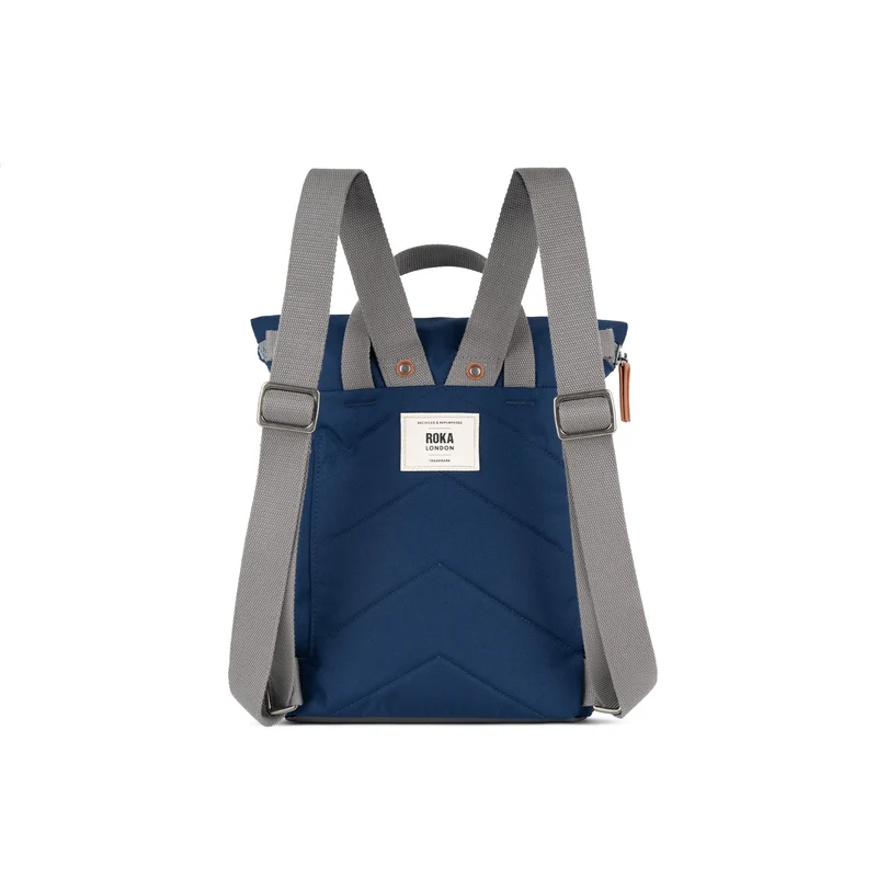 ROKA Finchley Eine kleine, knackig blaue Tasche aus recyceltem Canvas