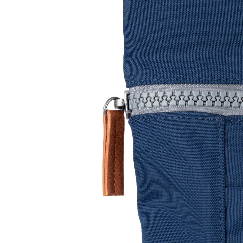 ROKA Finchley Eine kleine, knackig blaue Tasche aus recyceltem Canvas