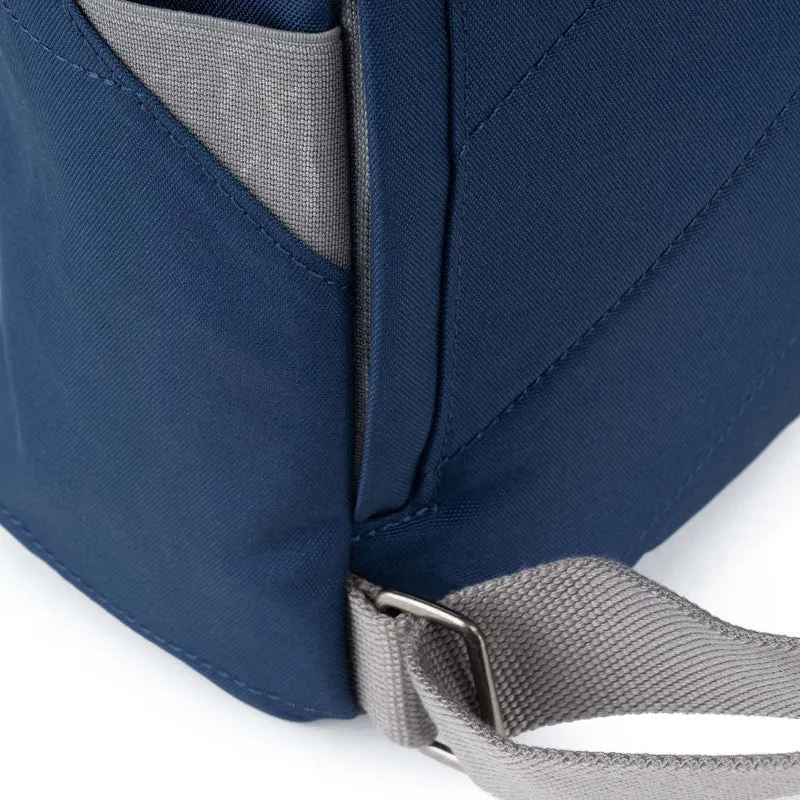 ROKA Finchley Eine kleine, knackig blaue Tasche aus recyceltem Canvas