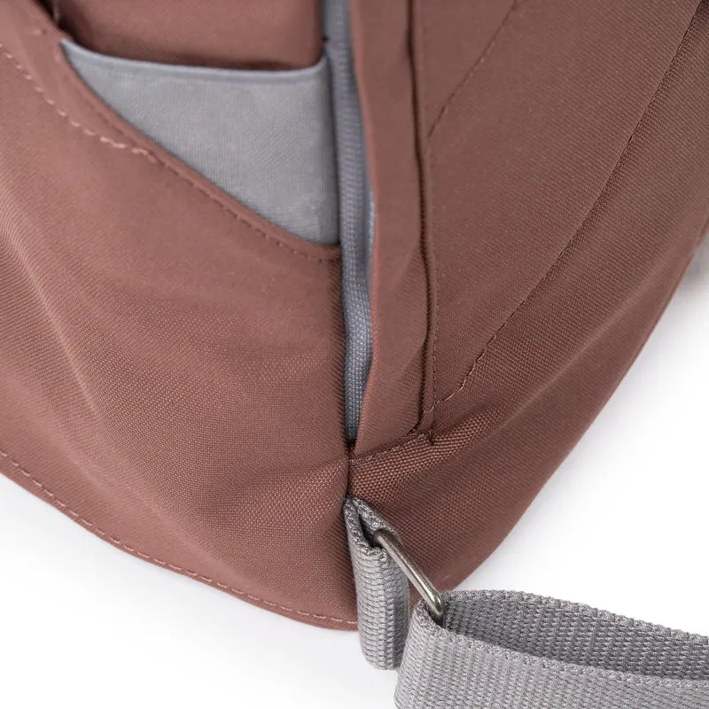 ROKA Finchley Eine kleine Tasche aus recyceltem Canvas von Coco