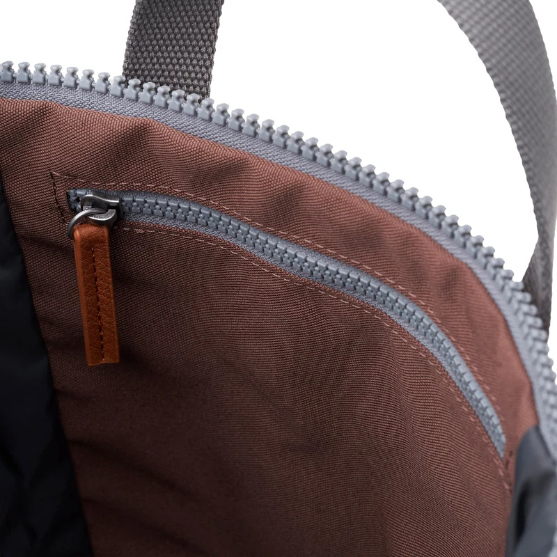 ROKA Finchley Eine kleine Tasche aus recyceltem Canvas von Coco