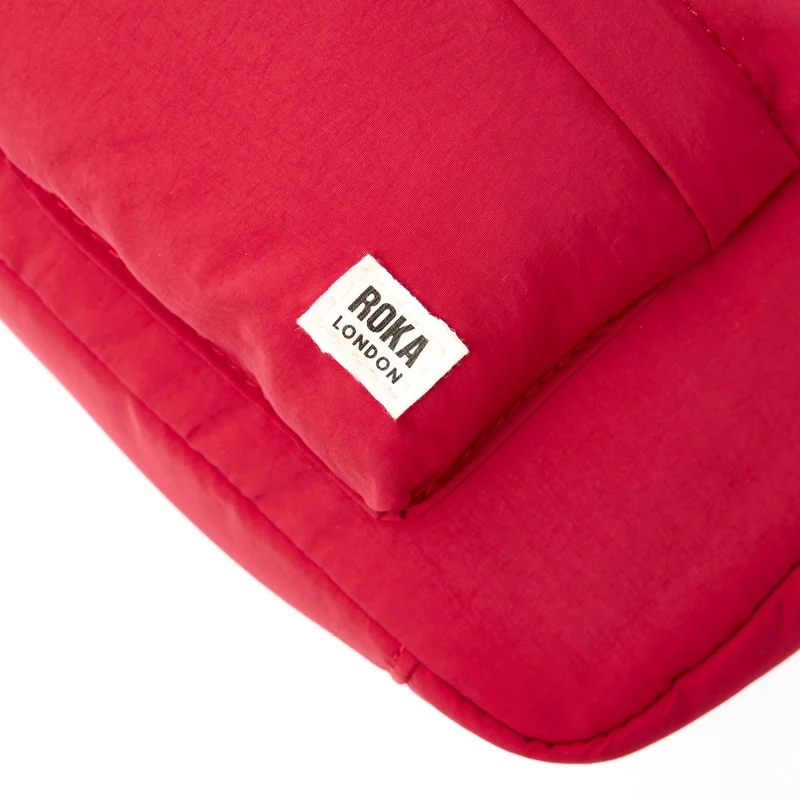 ROKA Belsize Chili, kleine recycelte Taslon-Tasche