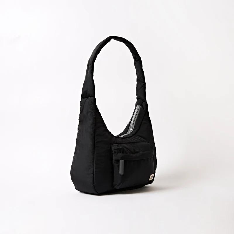 ROKA Belsize Schwarze kleine Tasche aus recyceltem Taslon
