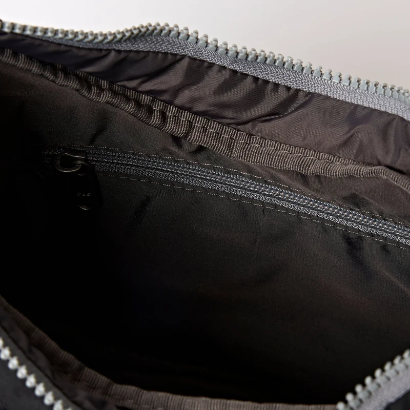 ROKA Belsize Schwarze kleine Tasche aus recyceltem Taslon