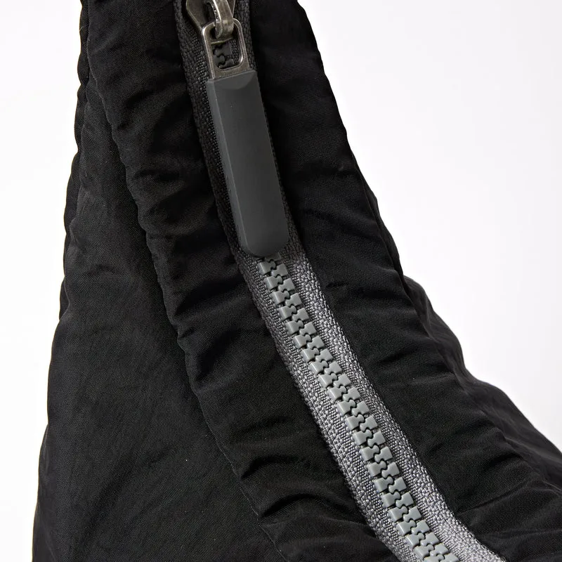 ROKA Belsize Schwarze kleine Tasche aus recyceltem Taslon