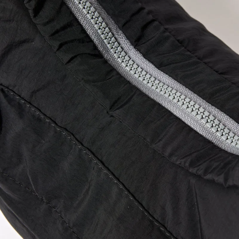 ROKA Belsize Schwarze kleine Tasche aus recyceltem Taslon