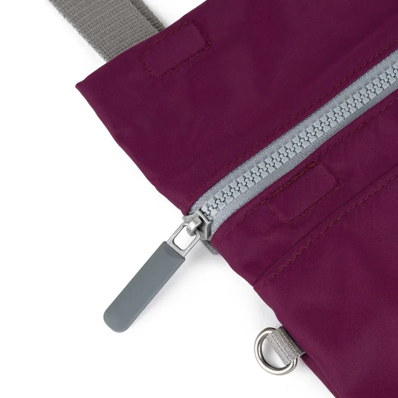 ROKA Stratford Kleine Tasche aus recyceltem Nylon | Königsblau