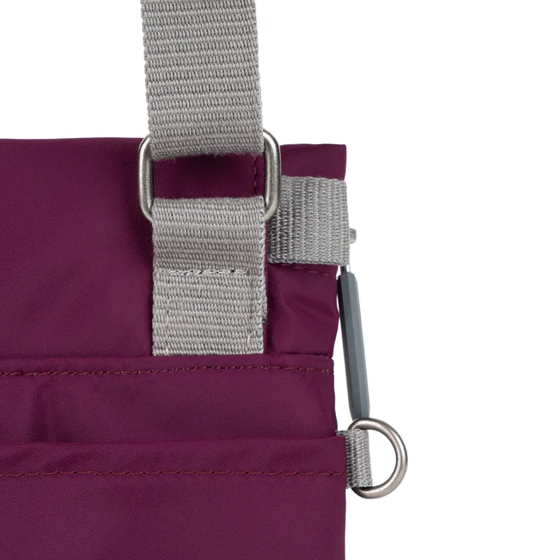 ROKA Stratford Kleine Tasche aus recyceltem Nylon | Königsblau