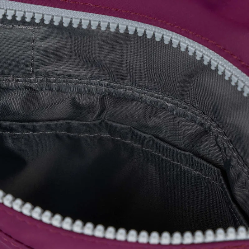 ROKA Stratford Kleine Tasche aus recyceltem Nylon | Königsblau