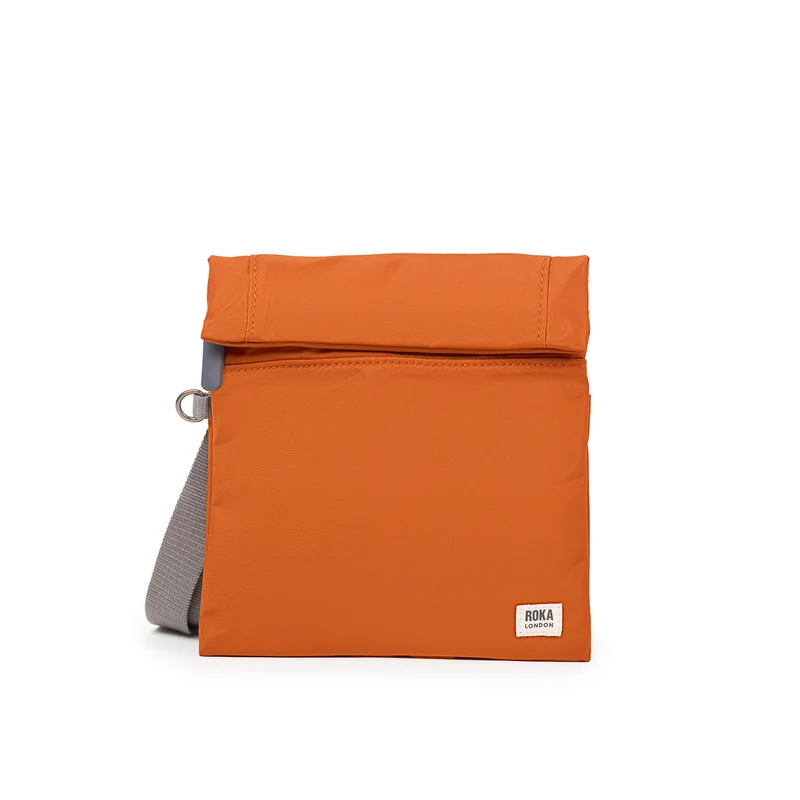 ROKA Stratford Kleine Tasche aus recyceltem Nylon | Bran