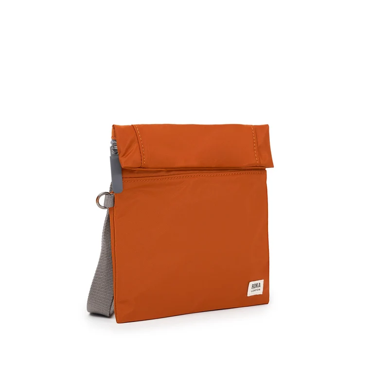 ROKA Stratford Kleine Tasche aus recyceltem Nylon | Bran