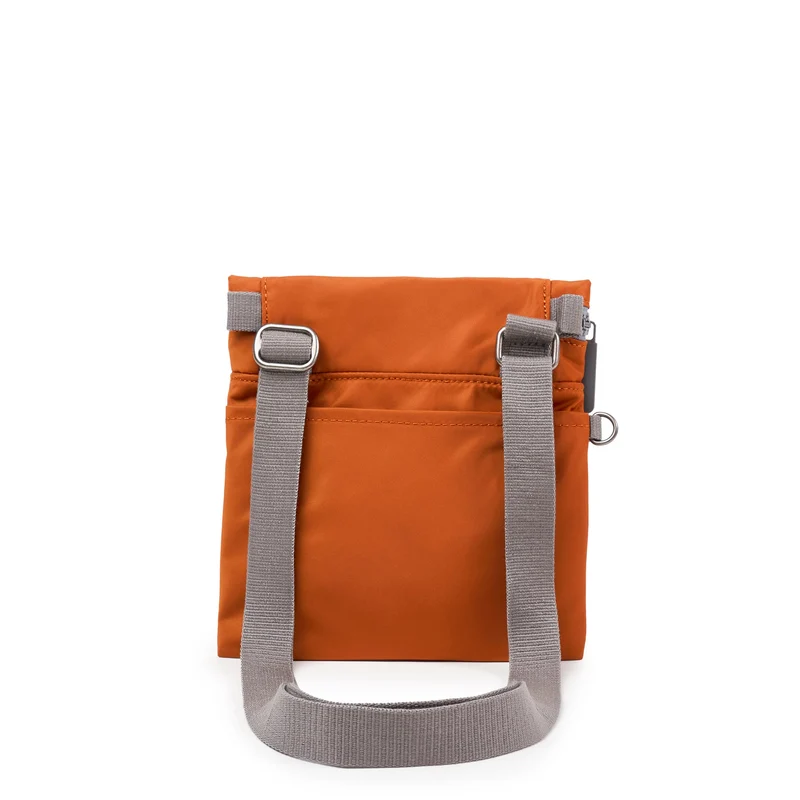ROKA Stratford Kleine Tasche aus recyceltem Nylon | Bran