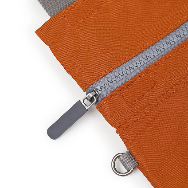 ROKA Stratford Kleine Tasche aus recyceltem Nylon | Bran