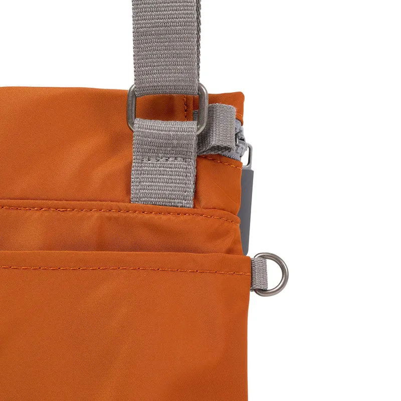 ROKA Stratford Kleine Tasche aus recyceltem Nylon | Bran
