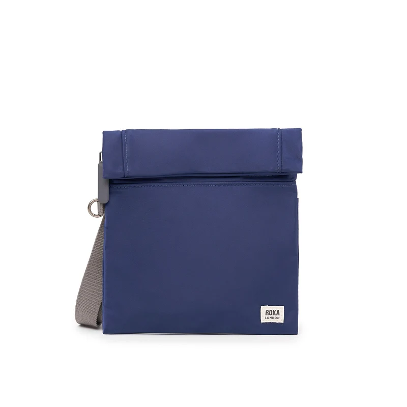 ROKA Stratford Kleine Tasche aus recyceltem Nylon | Frisches Blau