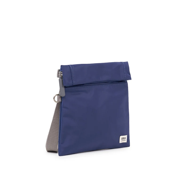 ROKA Stratford Kleine Tasche aus recyceltem Nylon | Frisches Blau