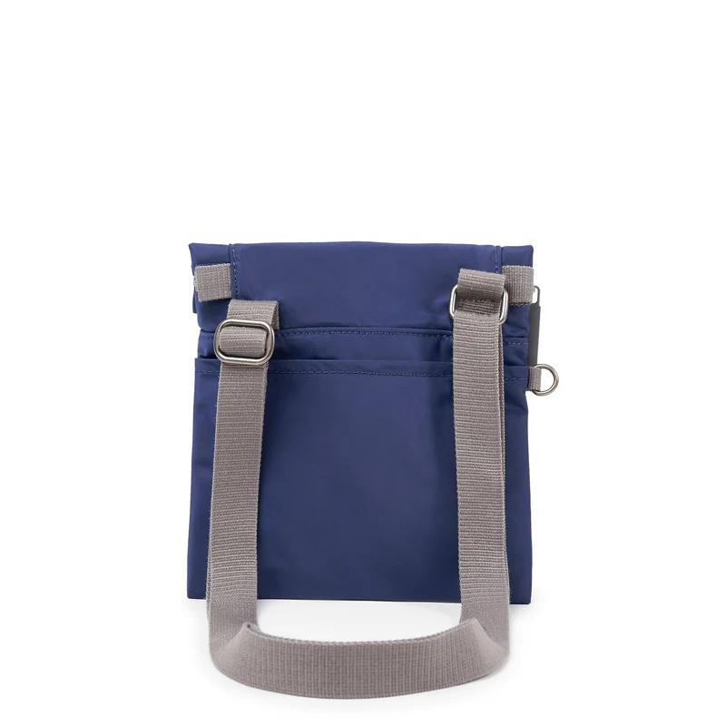 ROKA Stratford Kleine Tasche aus recyceltem Nylon | Frisches Blau
