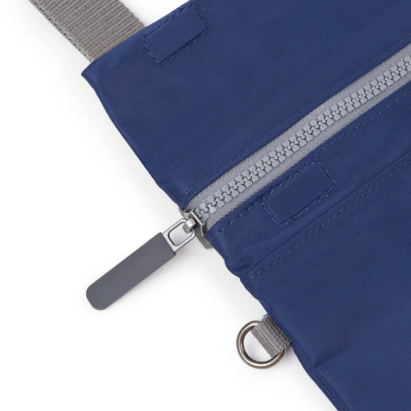 ROKA Stratford Kleine Tasche aus recyceltem Nylon | Frisches Blau