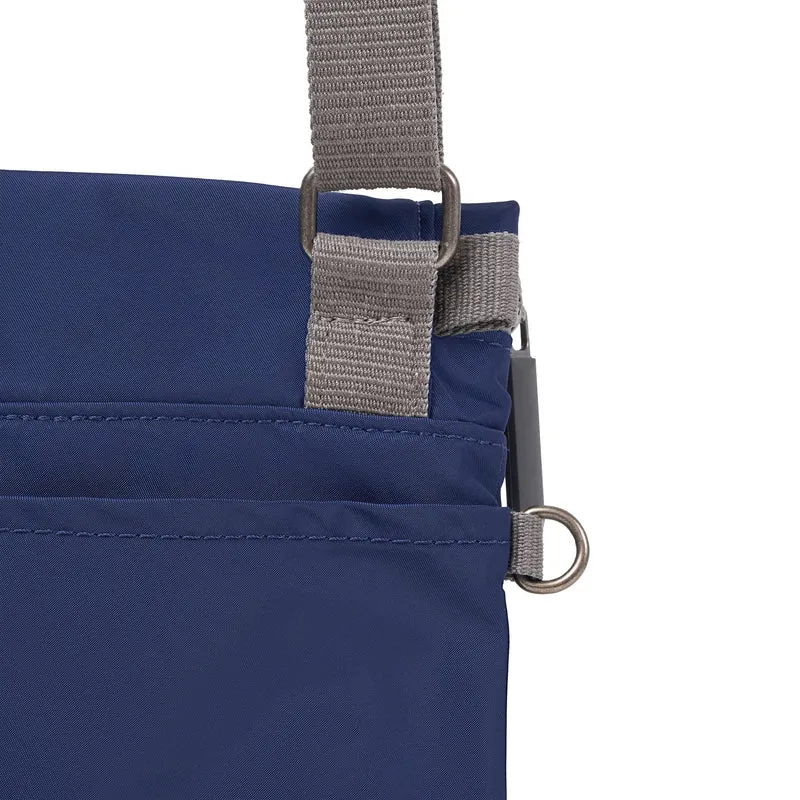 ROKA Stratford Kleine Tasche aus recyceltem Nylon | Frisches Blau
