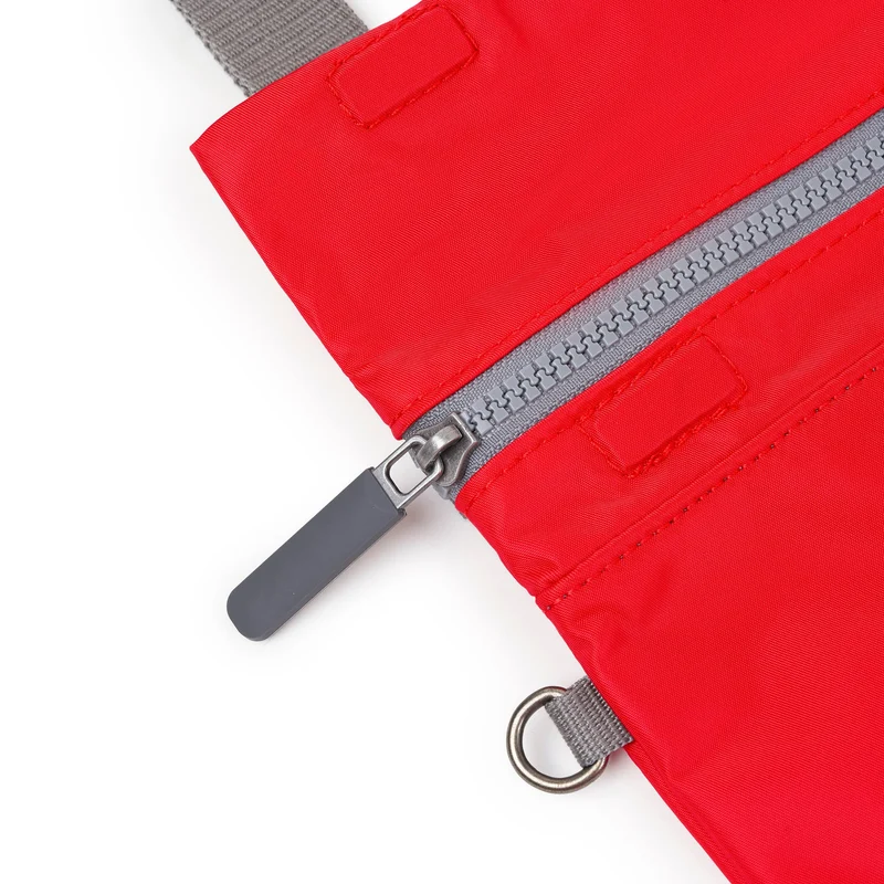 ROKA Stratford Kleiner Beutel aus recyceltem Nylon | Chiliöl