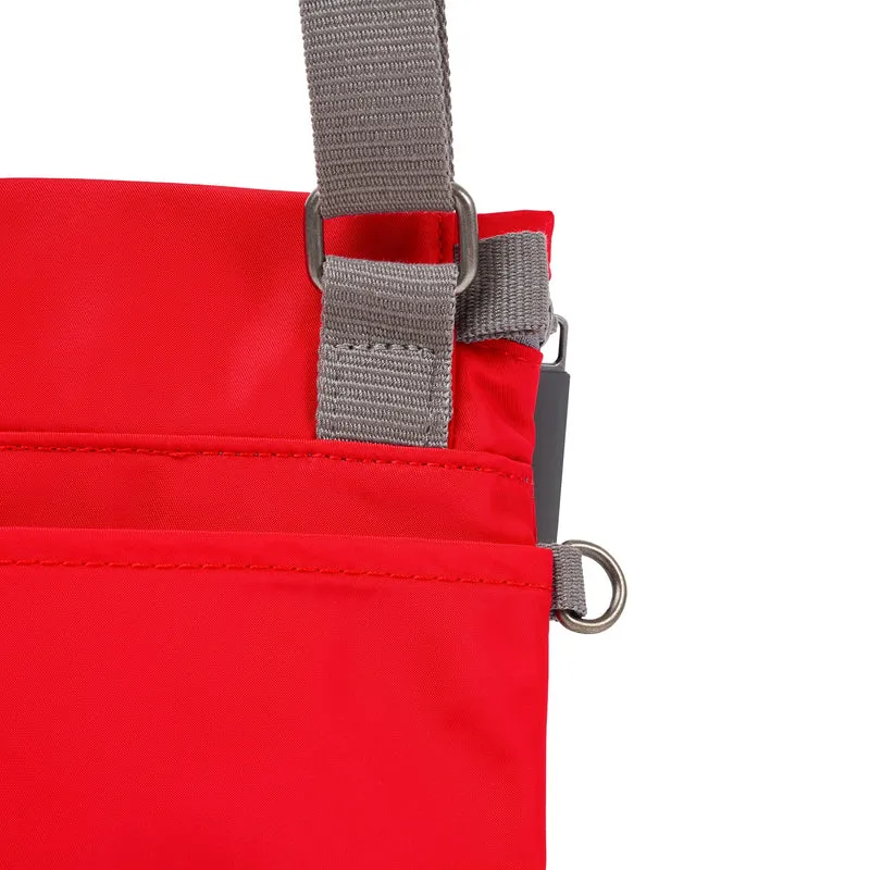 ROKA Stratford Kleiner Beutel aus recyceltem Nylon | Chiliöl