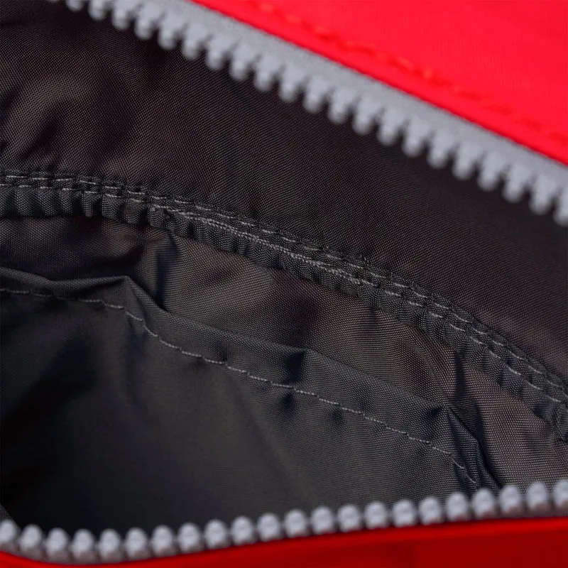 ROKA Stratford Kleiner Beutel aus recyceltem Nylon | Chiliöl