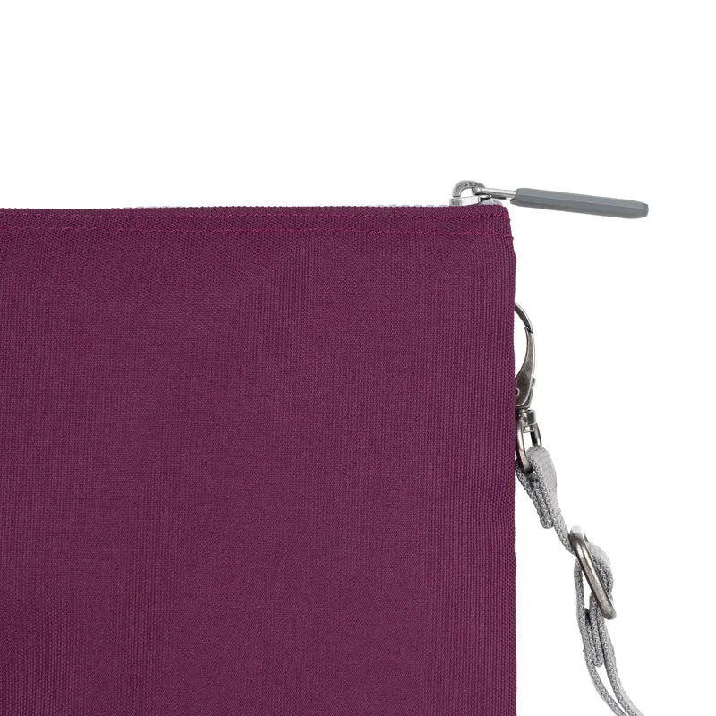 ROKA Carnaby Crossbody XL Tasche aus recyceltem Canvas in Kirschrot-Lack