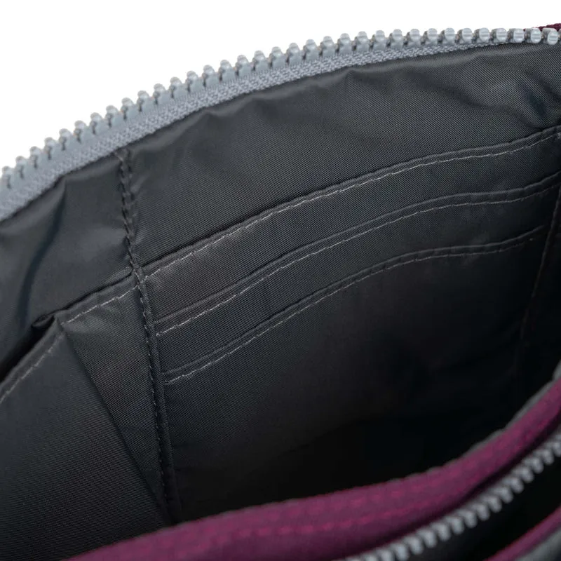 ROKA Carnaby Crossbody XL Tasche aus recyceltem Canvas in Kirschrot-Lack