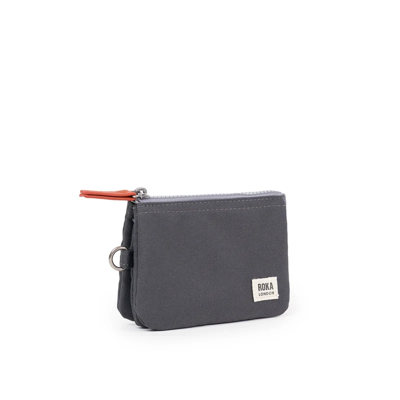ROKA Carnaby Kleine, verwaschene schwarze Handtasche aus recyceltem Canvas