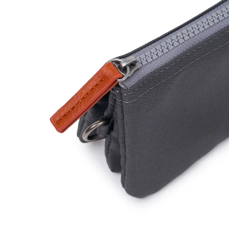 ROKA Carnaby Kleine, verwaschene schwarze Handtasche aus recyceltem Canvas