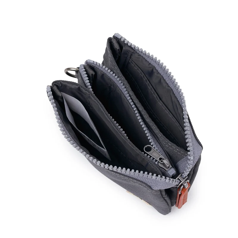 ROKA Carnaby Kleine, verwaschene schwarze Handtasche aus recyceltem Canvas