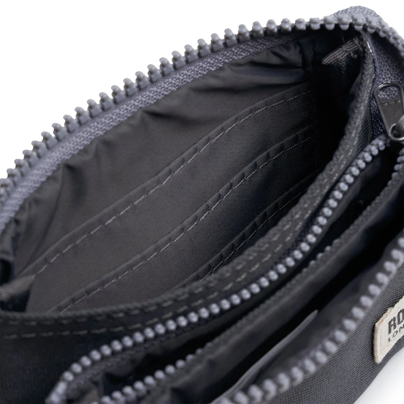 ROKA Carnaby Kleine, verwaschene schwarze Handtasche aus recyceltem Canvas