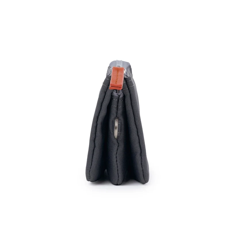 ROKA Carnaby Kleine, verwaschene schwarze Handtasche aus recyceltem Canvas