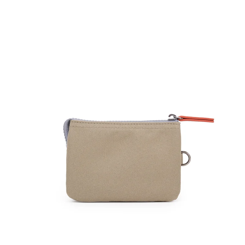 ROKA Carnaby Kleine Handtasche aus recyceltem Canvas in Taupe