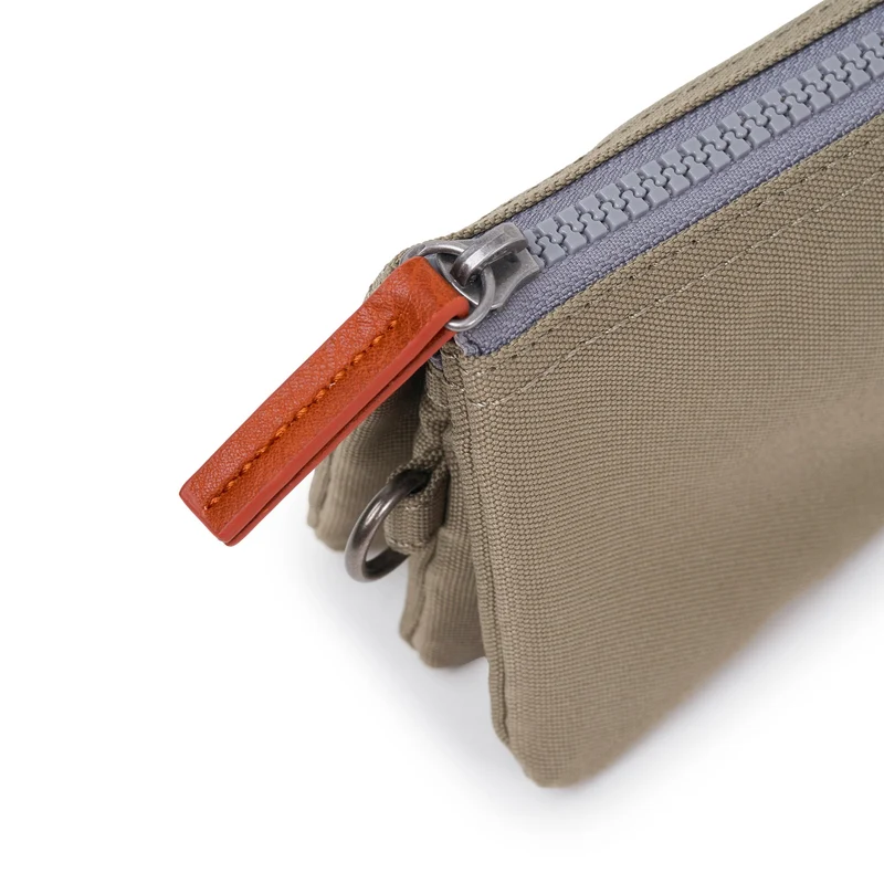 ROKA Carnaby Kleine Handtasche aus recyceltem Canvas in Taupe