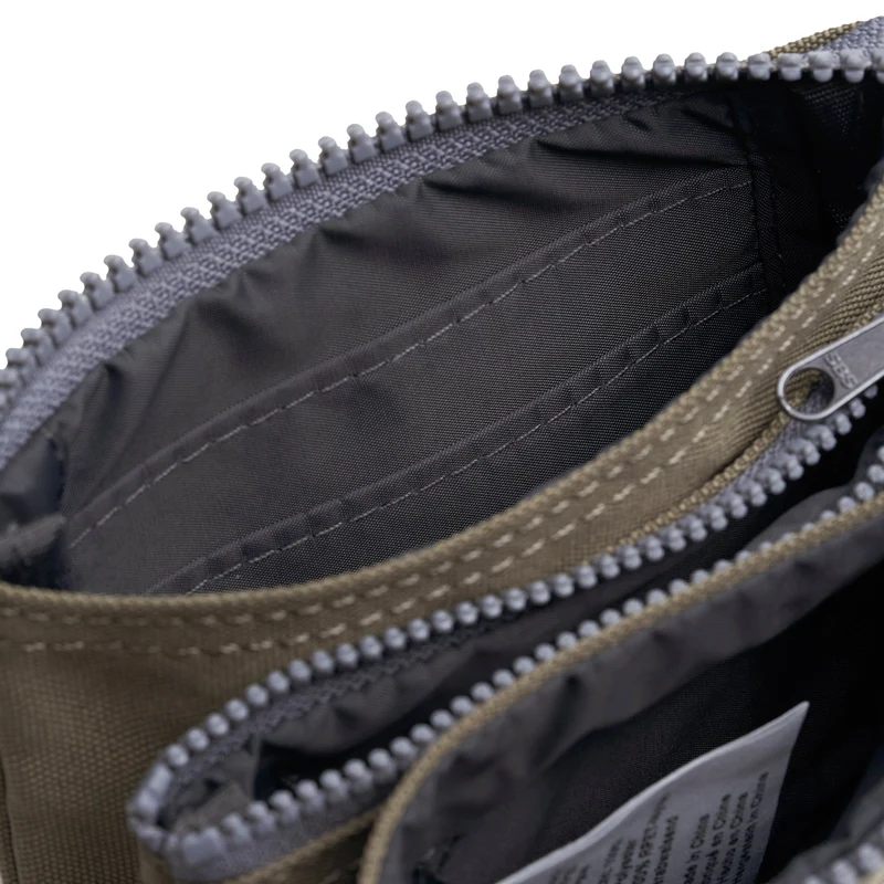 ROKA Carnaby Kleine Handtasche aus recyceltem Canvas in Taupe