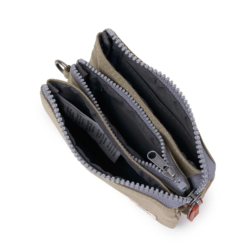 ROKA Carnaby Kleine Handtasche aus recyceltem Canvas in Taupe