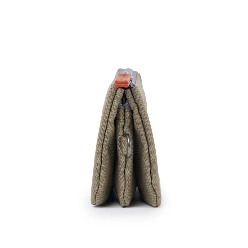 ROKA Carnaby Kleine Handtasche aus recyceltem Canvas in Taupe