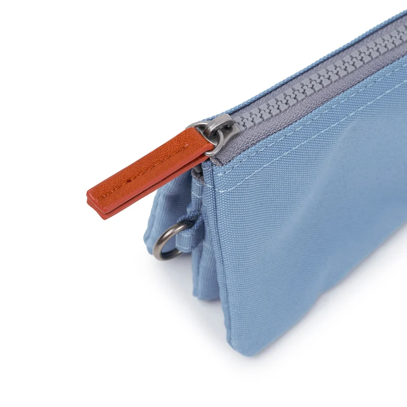ROKA Carnaby Retro-Handtasche aus recyceltem Canvas, klein, blau