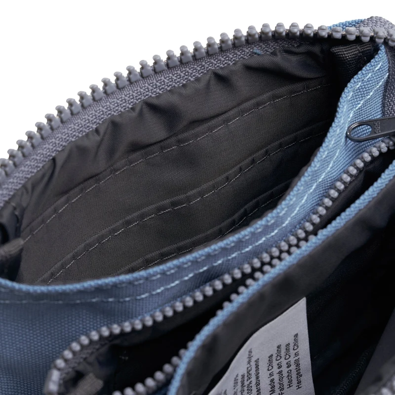ROKA Carnaby Retro-Handtasche aus recyceltem Canvas, klein, blau